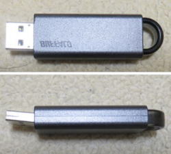 USBの口がわずかに曲がった写真